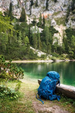 Alp Dağları 'ndaki gölde yürüyüş yaparken. Kamp ve yürüyüş ekipmanları