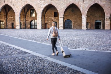 Çantalı kadın turist tatil için İtalya 'nın Bergamo kentindeki Citta Alta kasabasına geliyor. Avrupa 'da tek kişilik seyahat macerası