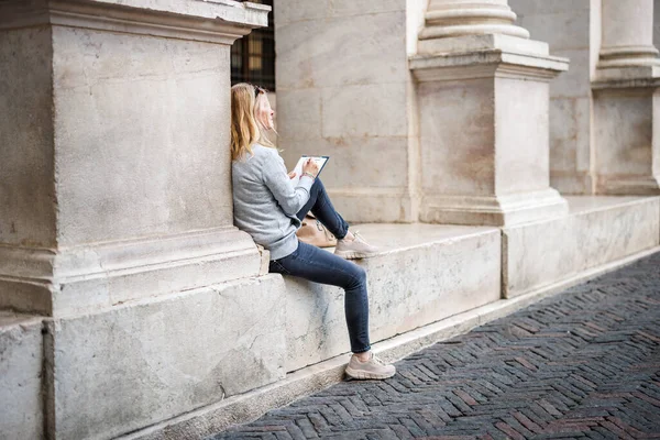 İtalya 'nın Bergamo kentindeki antik Avrupa mimarisinden esinlenilmiş kadın mimar çizim ve çizim bina tasarımları
