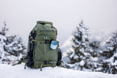 Kış dağlarında karla kaplı ormanlarla su geçirmez yürüyüş. yürüyüş ekipmanları