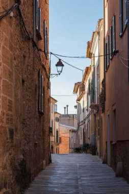 Alcudia Caddesi. Dar sokakları ve taş binaları olan Mallorca 'daki tipik eski bir kasaba.