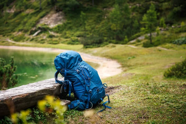 Alp Dağları 'ndaki gölde yürüyüş yaparken. Seyahat ve yürüyüş ekipmanları