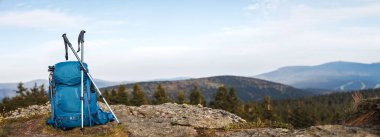 Sırt çantasında tripod ve dağ yürüyüşü sırasında yürüyüş direği var. Yürüyüş ve yürüyüş için açık hava ekipmanları