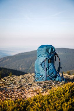 Dağlarda yürüyüş yaparken kayaların üzerinde yürüyüş yapmak. Yürüyüş ve seyahat ekipmanları
