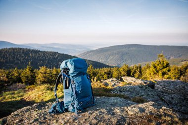 Dağlarda yürüyüş yaparken kayaların üzerinde tripodla yürüyüş yapmak. Yürüyüş ve seyahat ekipmanları