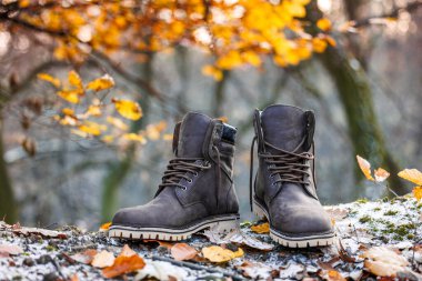 Deri yürüyüş botları sonbahar ya da kış mevsimi için mükemmel. Açık havada bilek ayakkabısı.
