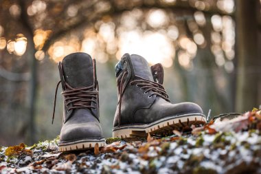 Deri bilek botları dışarı yerleştirilmiş. Klasik ya da eski moda ayakkabılar yürüyüş için mükemmel.