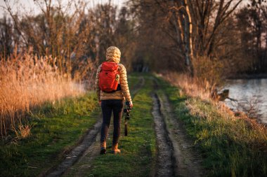 Dürbünlü bir turist. Çevre turizmi kuşbilimi ve vahşi yaşam gözlemlerini destekleyerek, yolcuların doğal yaşamlarındaki kuş ve hayvanları izlemelerine olanak sağlıyor.