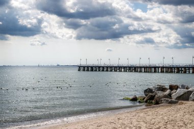 Polonya 'nın Gdynia Orlowo sahilindeki iskele. Baltık Denizi kıyı şeridinde yaz tatili.