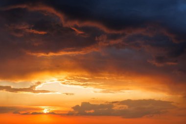 Gün batımında fırtına bulutlarıyla dramatik bir gökyüzü. Yaz fırtınalı hava