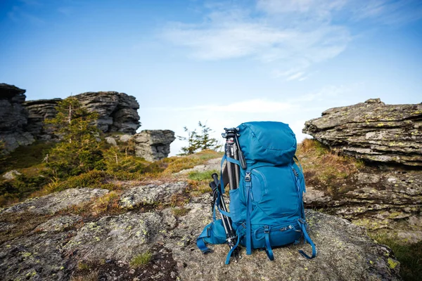 Sırt çantasında tripod ve dağ yürüyüşü sırasında yürüyüş direği var. Yürüyüş ve yürüyüş için açık hava ekipmanları