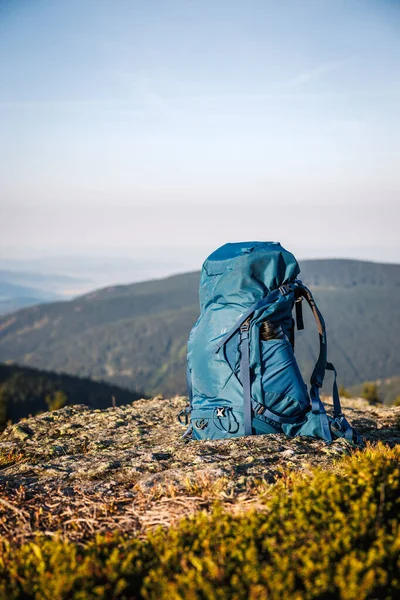 Dağlarda yürüyüş yaparken kayaların üzerinde yürüyüş yapmak. Yürüyüş ve seyahat ekipmanları