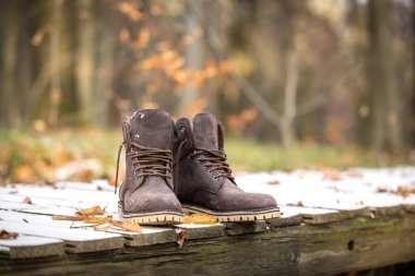 Deri yürüyüş botu. Açık hava aktiviteleri için su geçirmez ayak bileği ayakkabıları. Sonbahar ve kış moda ayakkabıları