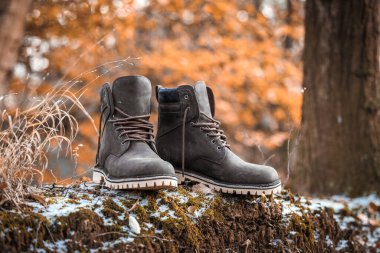 Deri yürüyüş botu. Sonbahar ve kış moda ayakkabıları. Açık hava aktiviteleri için su geçirmez ayak bileği ayakkabıları.