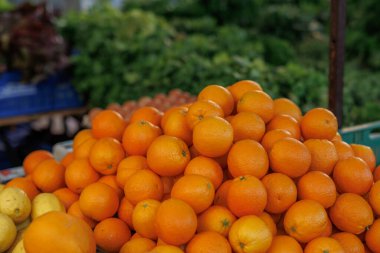 Pazarda portakallar. Mallorca, Alcudia 'da meyve pazarı