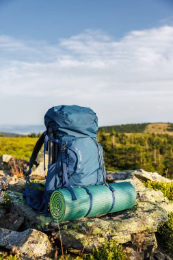 Dağlarda yürüyüş yaparken sırt çantasına minder seriyorum. Kamp ve seyahat ekipmanları açık hava yürüyüşü için.