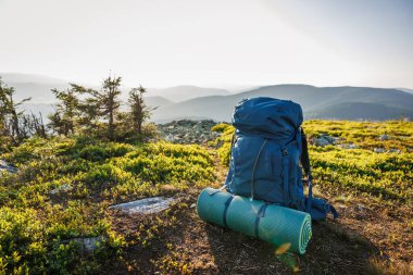 Sırt çantalı uyku tulumu. Dağlarda yürüyüş ve yürüyüş ekipmanları. Doğada seyahat ve kamp.