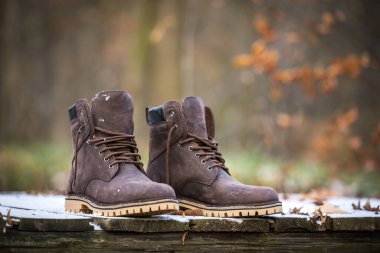 Yürüyüş botu. Açık hava aktiviteleri için su geçirmez deri bilekli ayakkabılar. Sonbahar ve kış moda ayakkabıları