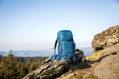 Dağlarda yürüyüş yaparken kayaların üzerinde yürüyüş yapmak. Yürüyüş ve seyahat ekipmanları