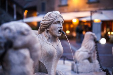 Contarini Çeşmesi, İtalya 'nın Bergamo şehrindeki kasaba meydanında, Piazza Vecchia' da gece vakti. Avrupa 'da antik ve ünlü bir yer