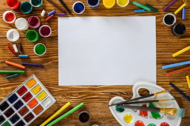 Palet ve boya ahşap arka plan üzerinde beyaz kağıt