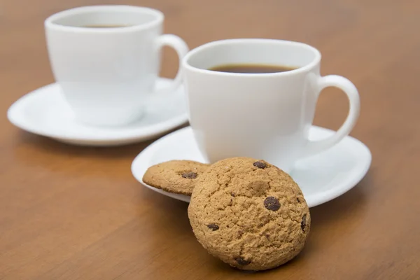 Tasse Kaffee mit Keksen auf dem Holztisch — Stockfoto