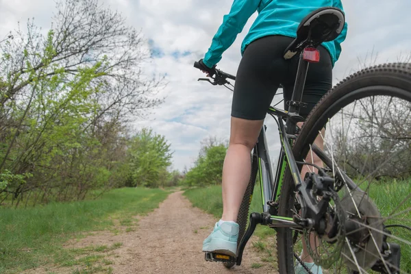 若い女性に乗る自転車 — ストック写真
