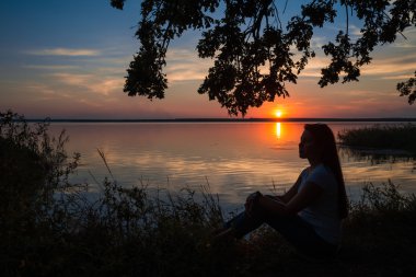 Plajda oturan kadın