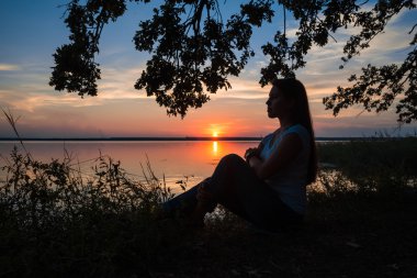 Plajda oturan kadın