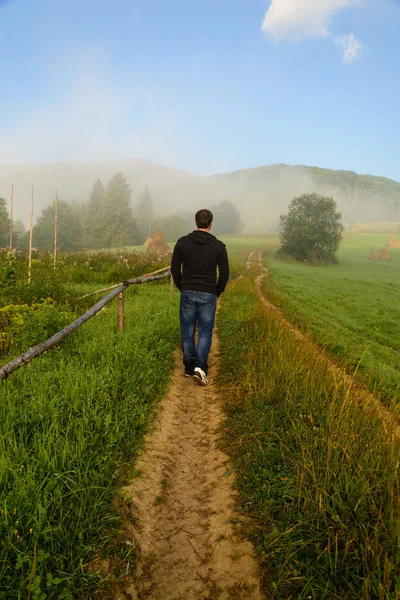 Man walking in fog — Stock Photo, Image