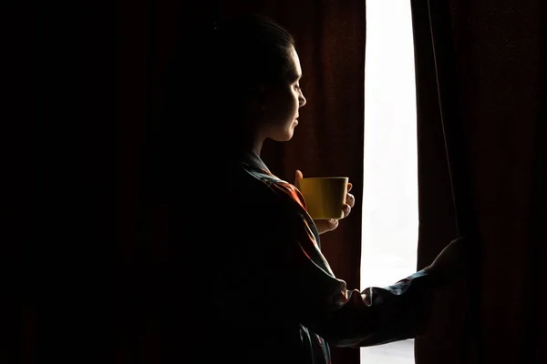 Junge Frau Trinkt Morgenkaffee Blick Fenster Durch Vorhänge Kopieren Raum — Stockfoto