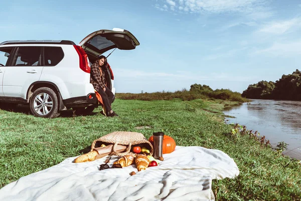 Donna Seduta Nel Bagagliaio Riva Del Fiume Pic Nic Vicino — Foto Stock