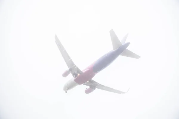 View Landing Plane Misty Weather Low Visibility — Stock Photo, Image
