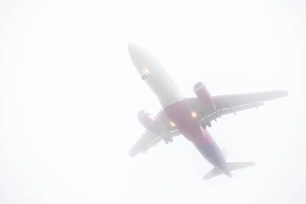 霧の多い天候下での着陸機の見え方 — ストック写真