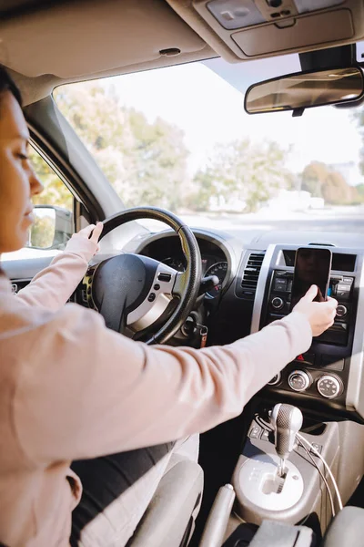 Vrouw Rijden Auto Met Behulp Van Telefoon Voor Navigatie Kopiëren — Stockfoto