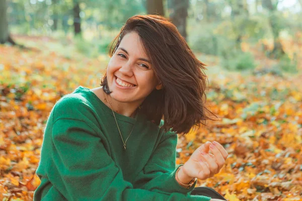 Πορτρέτο Της Νεαρής Χαμογελαστής Γυναίκας Στο Πάρκο Κίτρινο Φθινόπωρο Φύλλα — Φωτογραφία Αρχείου
