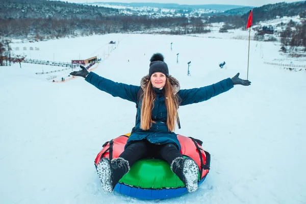 Donna Ridente Sul Tubo Neve Attività Svago Invernale — Foto Stock