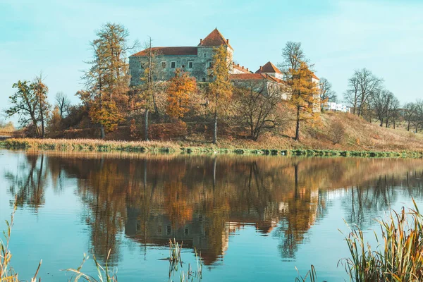 Uitzicht Het Oude Europese Kasteel Meer Aan Voorkant Kopieer Ruimte — Stockfoto