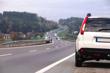 Otoyolun kenarına park edilmiş bir araba.