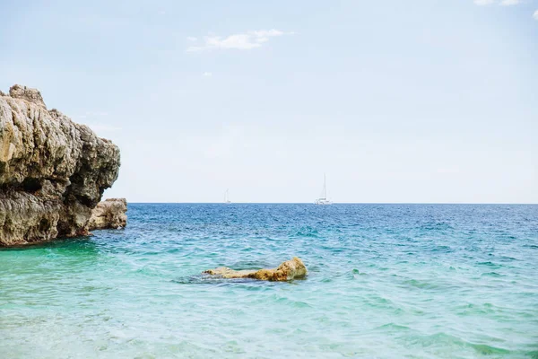 Uitzicht op zee rotsachtige strand. zomervakantie — Stockfoto