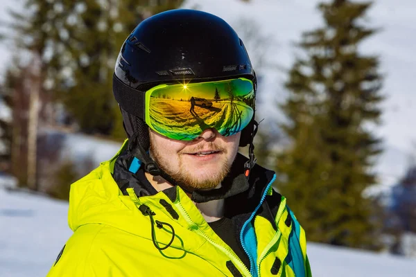 Homme en casque et masque de ski. réflexion. activité hivernale — Photo