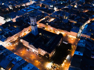 Dar sokakları olan eski Avrupa şehrinin gece hava manzarası