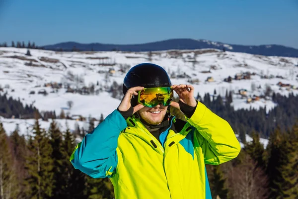 Uomo in casco e passamontagna. riflessione. attività invernale — Foto Stock