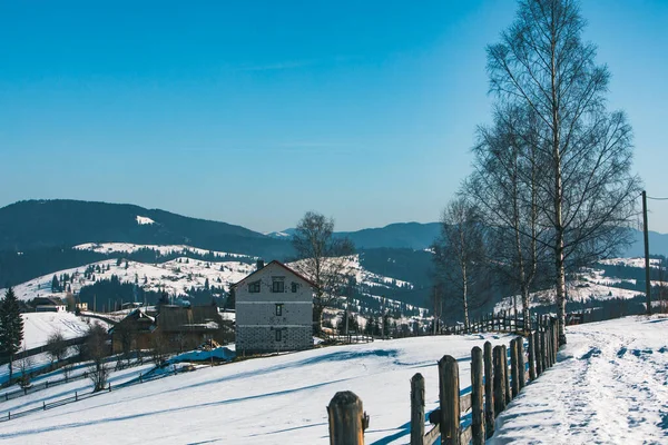 雪に覆われた冬の山の風景 — ストック写真