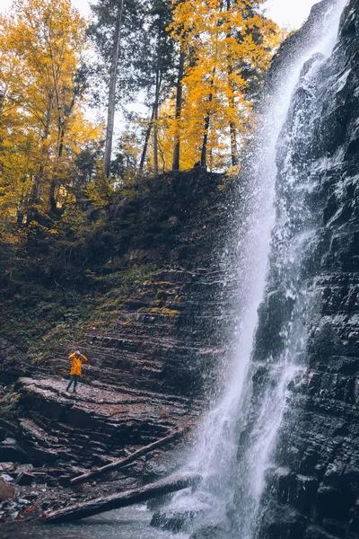 Donna Impermeabile Giallo Autunno Cascata Escursionismo Concetto — Foto Stock