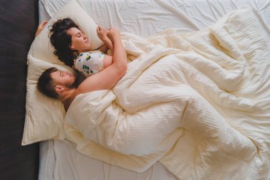 Yatak fotokopi alanındaki çiftin genel görünümü