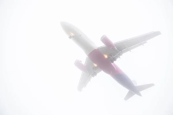 View Landing Plane Misty Weather Low Visibility — Stock Photo, Image