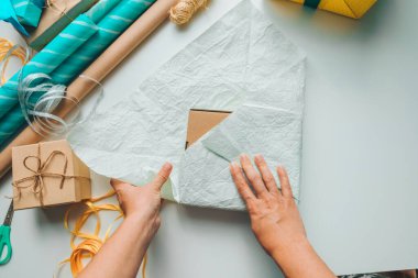 Paketleme kağıdı kopyalama alanı olan hediye kutusu