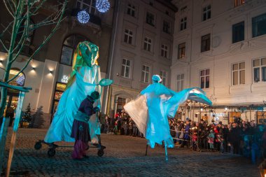 Lviv, Ukrayna - 25 Aralık 2017: Şehir meydanında İsa 'nın doğumu oyunu. Gece vakti.