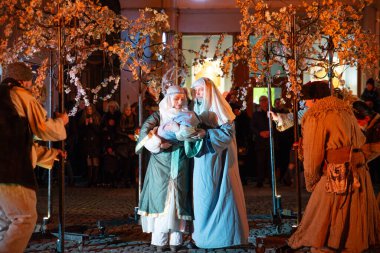 Lviv, Ukrayna - 25 Aralık 2017: Şehir meydanında İsa 'nın doğumu oyunu. Gece vakti.